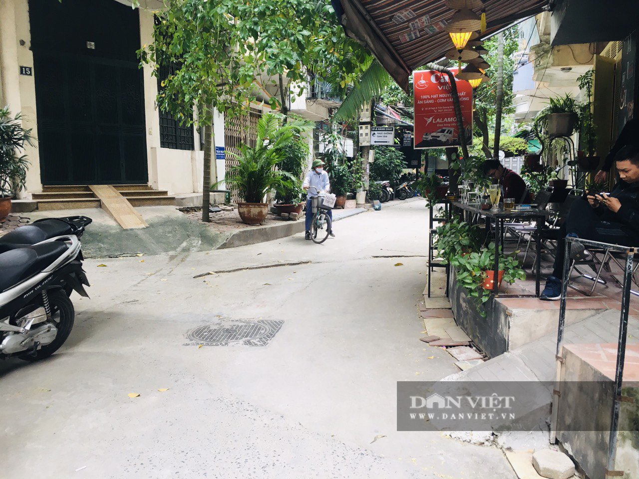 Thấy gì từ hiện trường vụ nam sinh Đại học GTVT trúng đạn tử vong? - Ảnh 8.