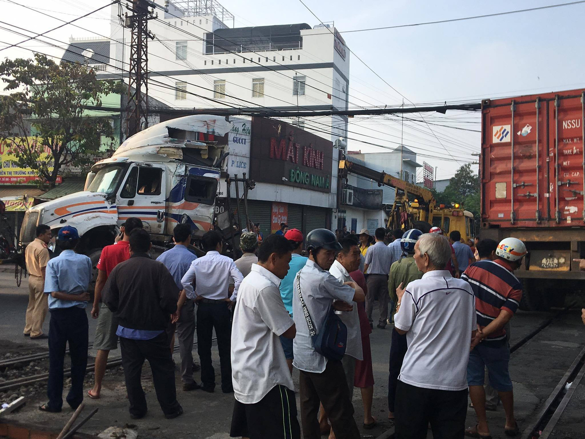 Bình Dương: Nhân viên đường sắt nghi ngủ quên không đóng rào chắn, tàu hỏa đâm văng container  - Ảnh 1.