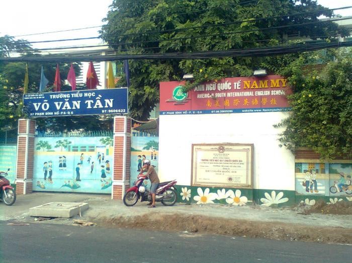 TP.HCM: Hàng loạt học sinh, giáo viên phải nghỉ học do liên quan đến BN1347 - Ảnh 1.