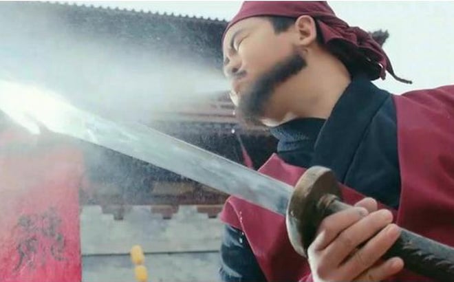 Trước khi xử tử phạm nhân, vì sao đao phủ Trung Hoa xưa lại phải phun rượu lên lưỡi đao? - Ảnh 1.
