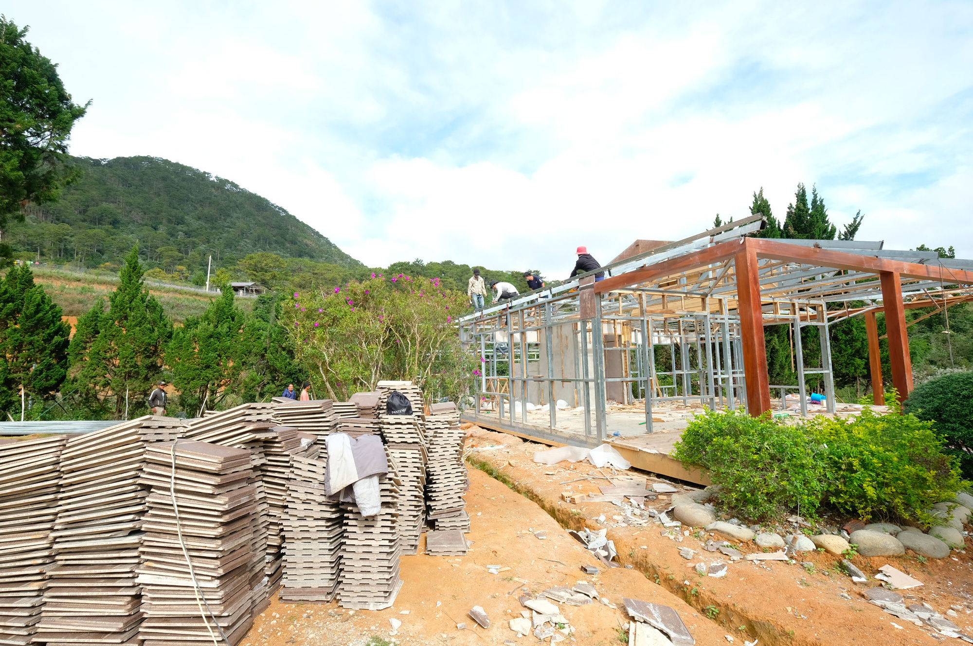 Cưỡng chế tháo dỡ &quot;làng biệt thự&quot; xây trái phép với 54 căn nhà - Ảnh 4.