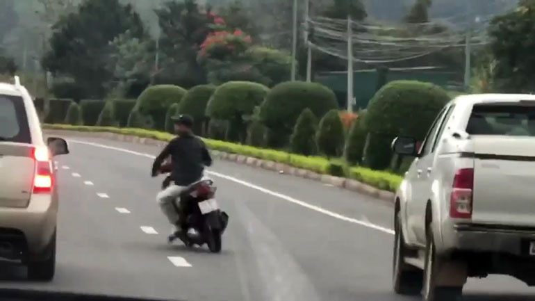 Lạng lách trước đầu nhiều xe ô tô trên cao tốc: Nam thanh niên thách thức tài xế - Ảnh 2.