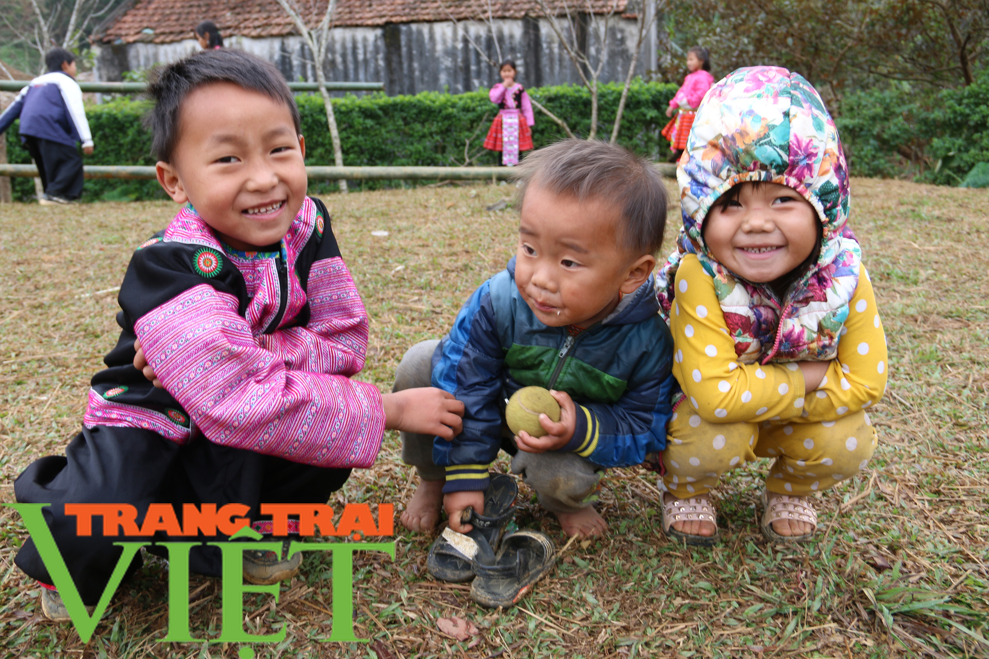 Nhiệt độ tụt sâu, người dân vùng cao co ro trong giá lạnh - Ảnh 3. Nhiệt độ tụt sâu, người dân vùng cao co ro trong giá lạnh - Ảnh 3.