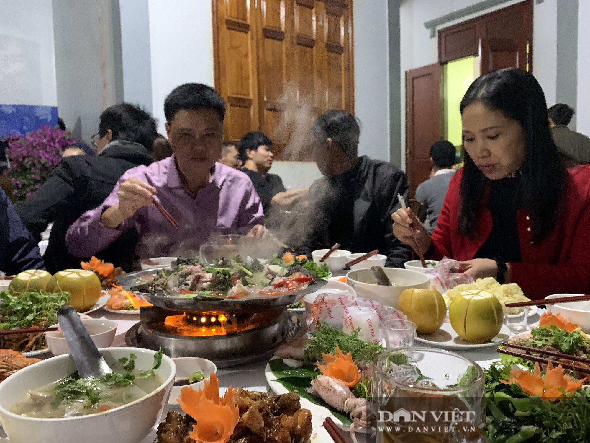 Công Phượng rót rượu chúc mừng quan khách trong ngày đám cưới - Ảnh 4.