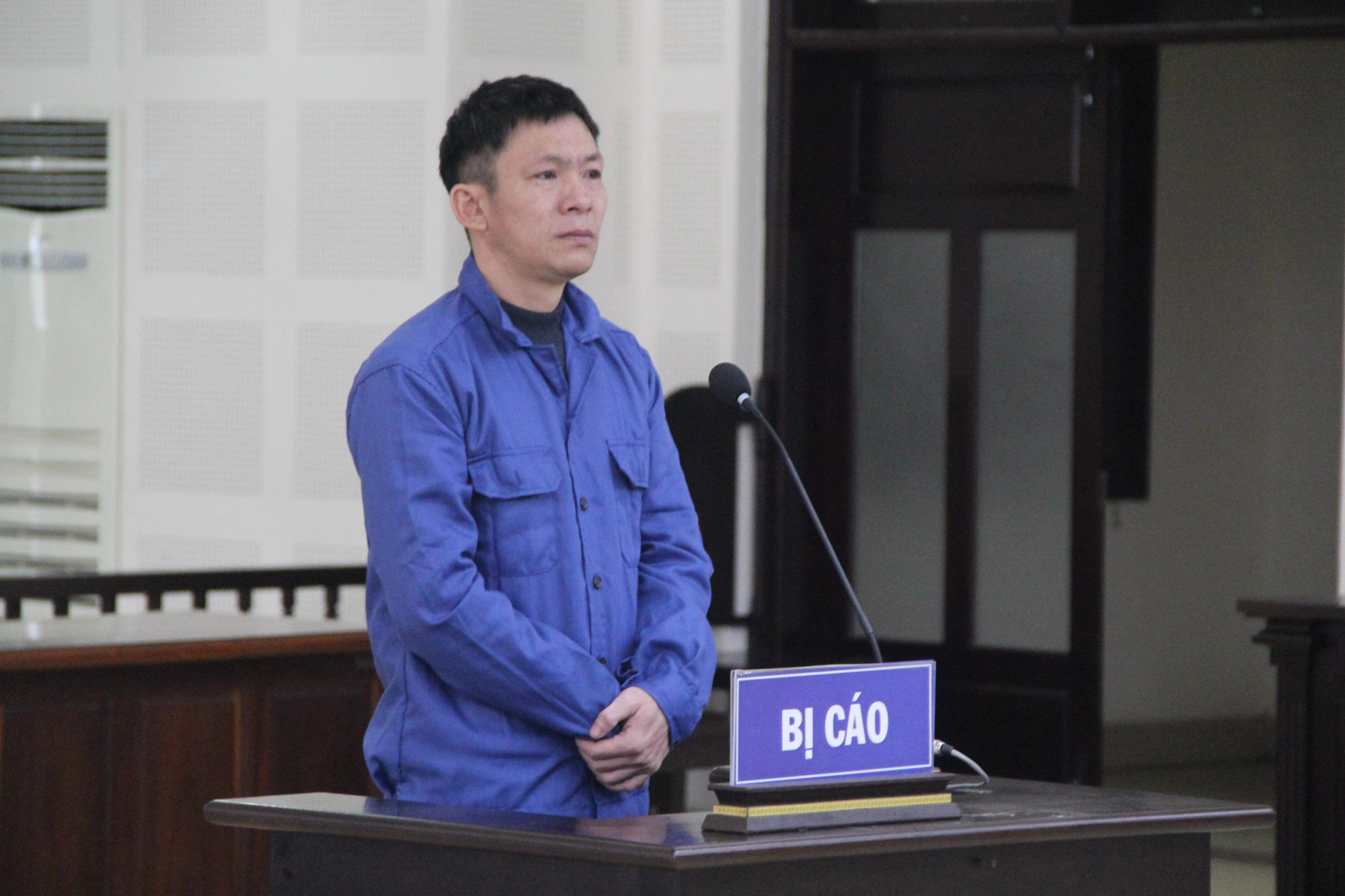 Ghen vợ ngoại tình, người đàn ông dùng dao cứa cổ vợ - Ảnh 1.