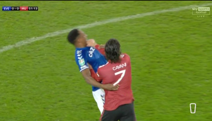 Cavani lấy tay phải đấm vào cổ Yerry Mina.