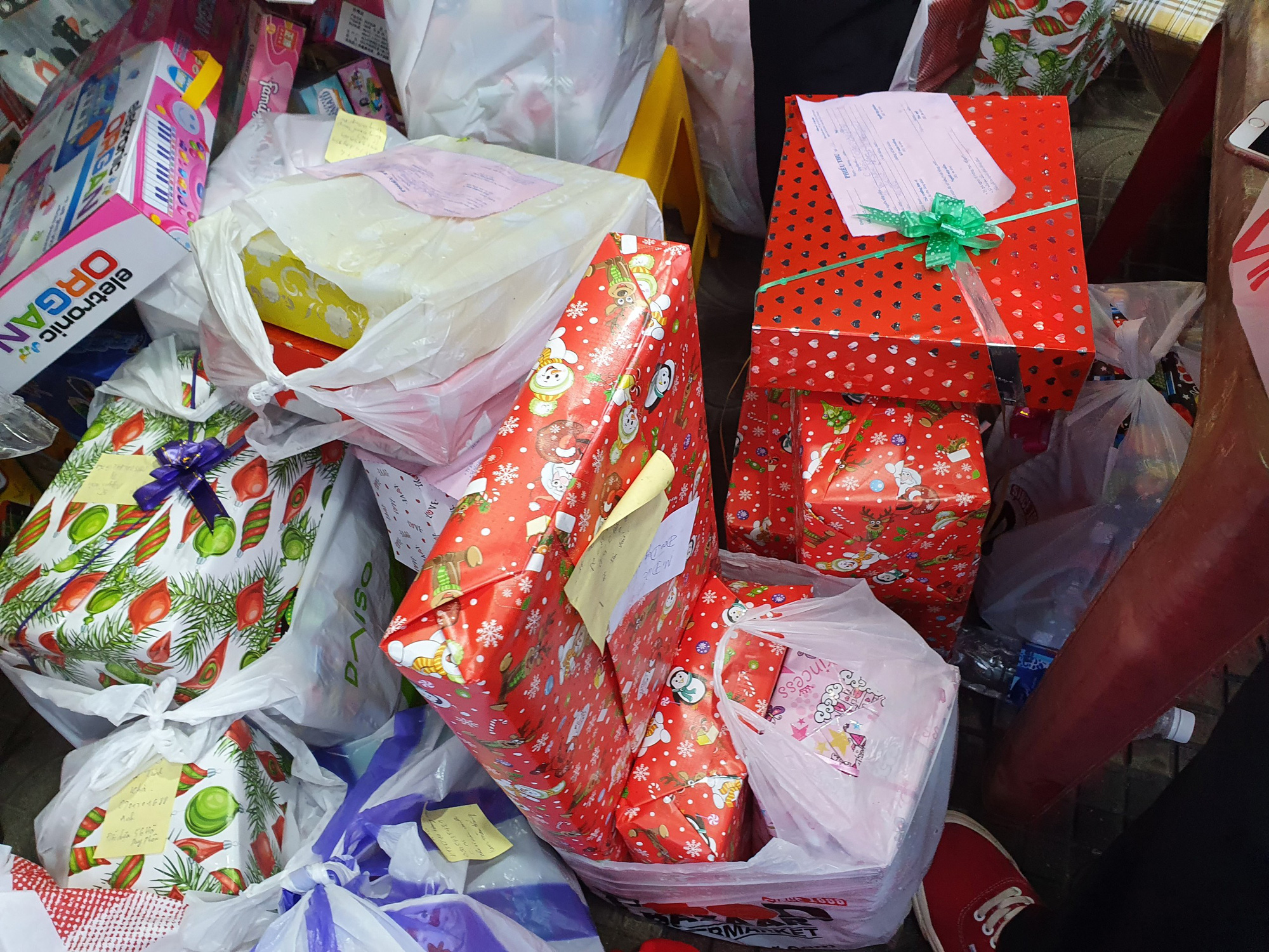 Đà Nẵng: Ông già Noel đội mưa tất bật &quot;chạy show&quot; tặng quà cho Giáng sinh - Ảnh 3.