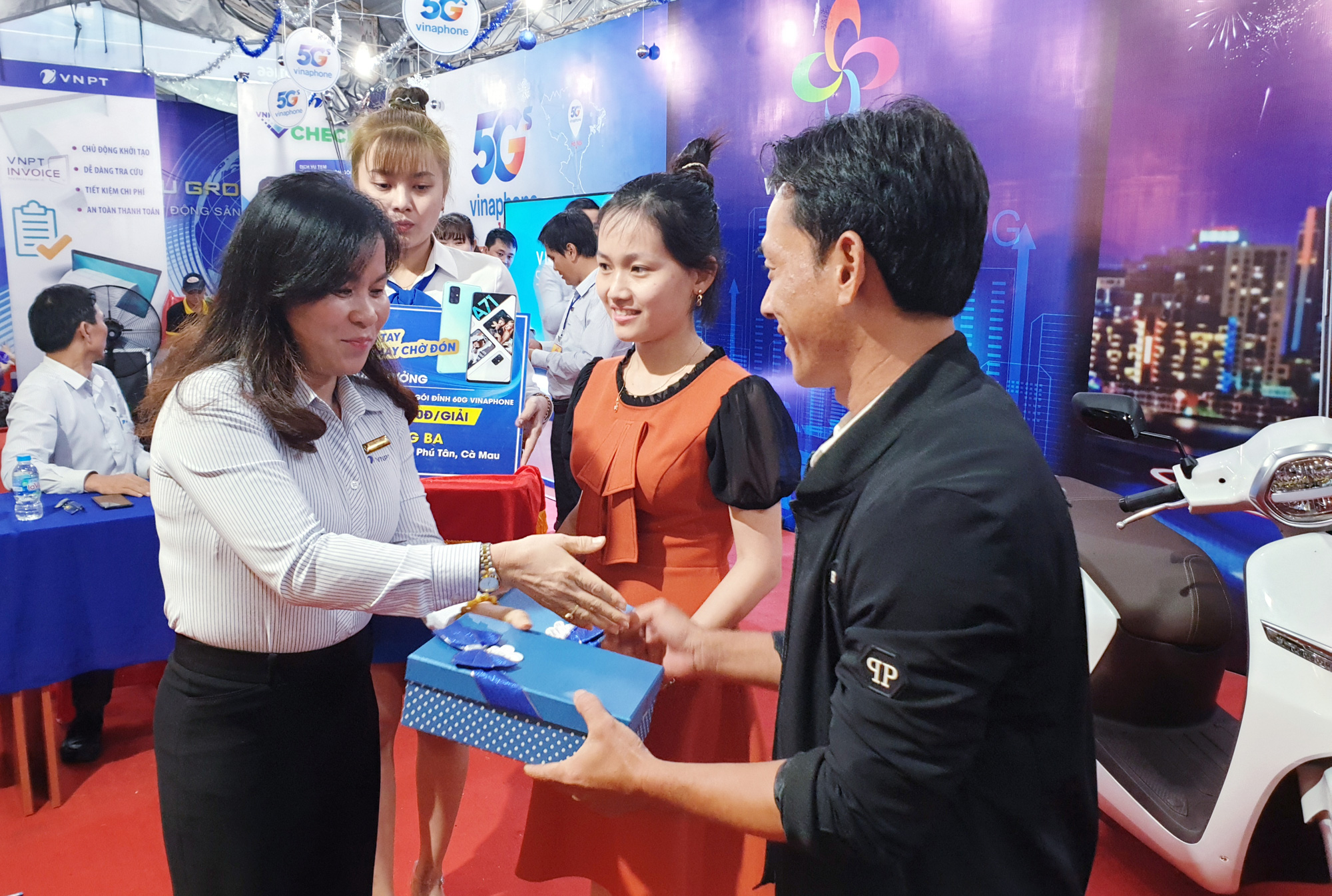 Vinaphone Cà Mau trao thưởng chương trình “Xài vina – Lái Vinfast về nhà”   - Ảnh 2.