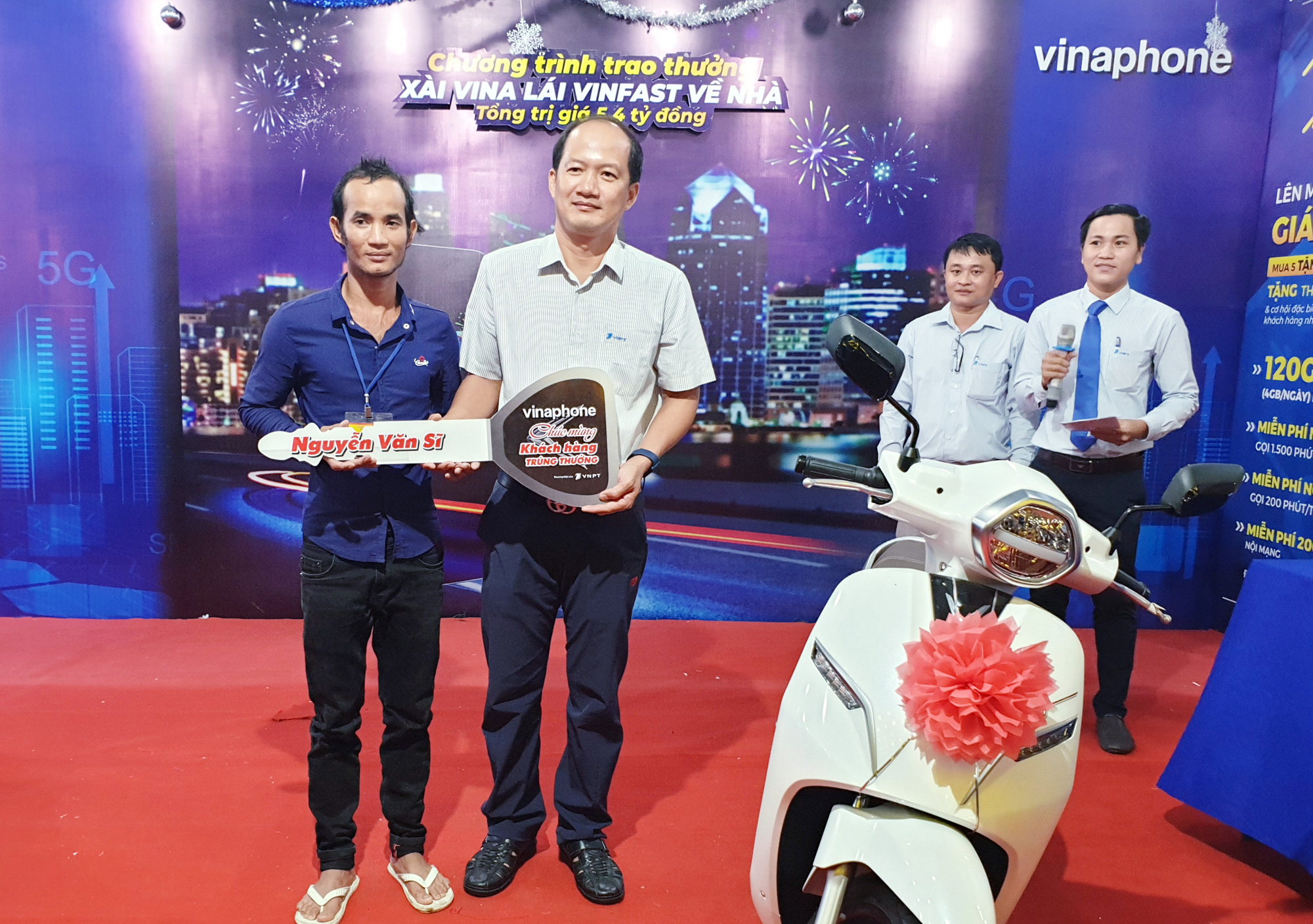 Vinaphone Cà Mau trao thưởng chương trình “Xài vina – Lái Vinfast về nhà”   - Ảnh 1.