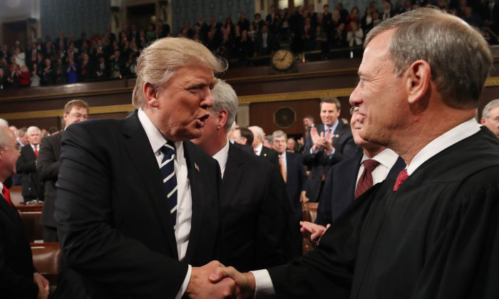 Trump thẳng thừng chỉ trích Tòa án tối cao &quot;bất tài, yếu kém&quot; - Ảnh 1.