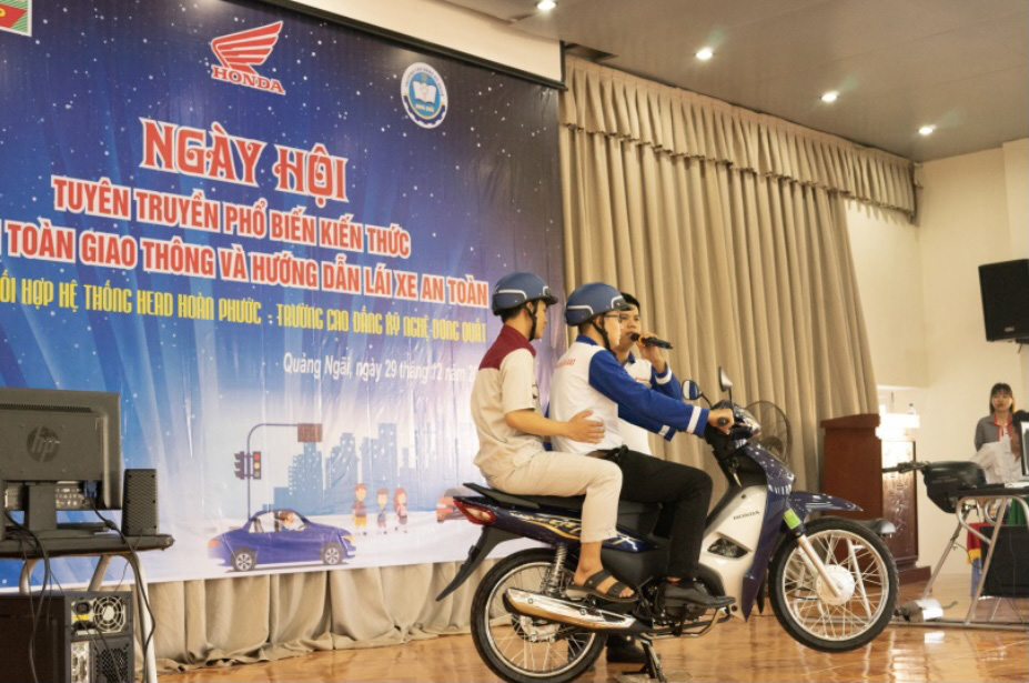 Quảng Ngãi: Sinh viên trường Cao đẳng Kỹ nghệ Dung Quất với ngày hội lái xe an toàn - Ảnh 4. Quảng Ngãi: Sinh viên trường Cao đẳng Kỹ nghệ Dung Quất với ngày hội lái xe an toàn - Ảnh 4.