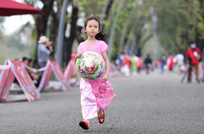 Vận động viên nói gì về việc mặc áo dài khăn đóng chạy marathon?  - Ảnh 5.