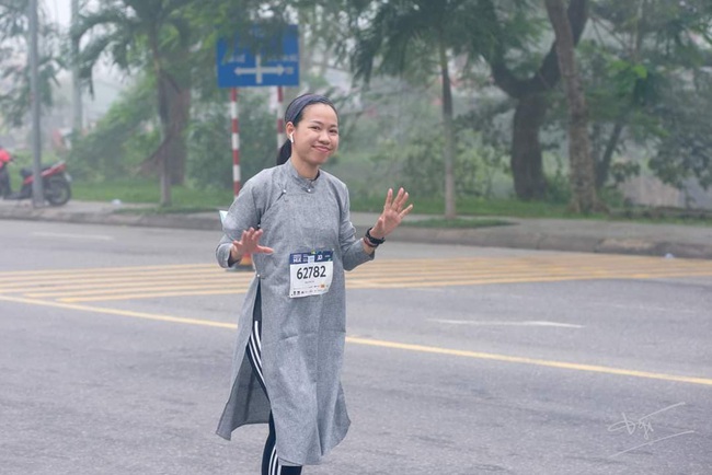 Vận động viên nói gì về việc mặc áo dài khăn đóng chạy marathon?  - Ảnh 4.