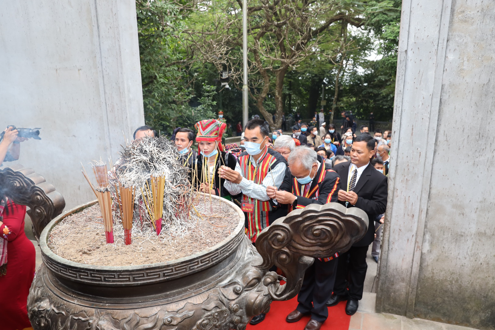 Đoàn Đại biểu các dân tộc thiểu số Việt Nam dâng hương tưởng nhớ các Vua Hùng - Ảnh 3.