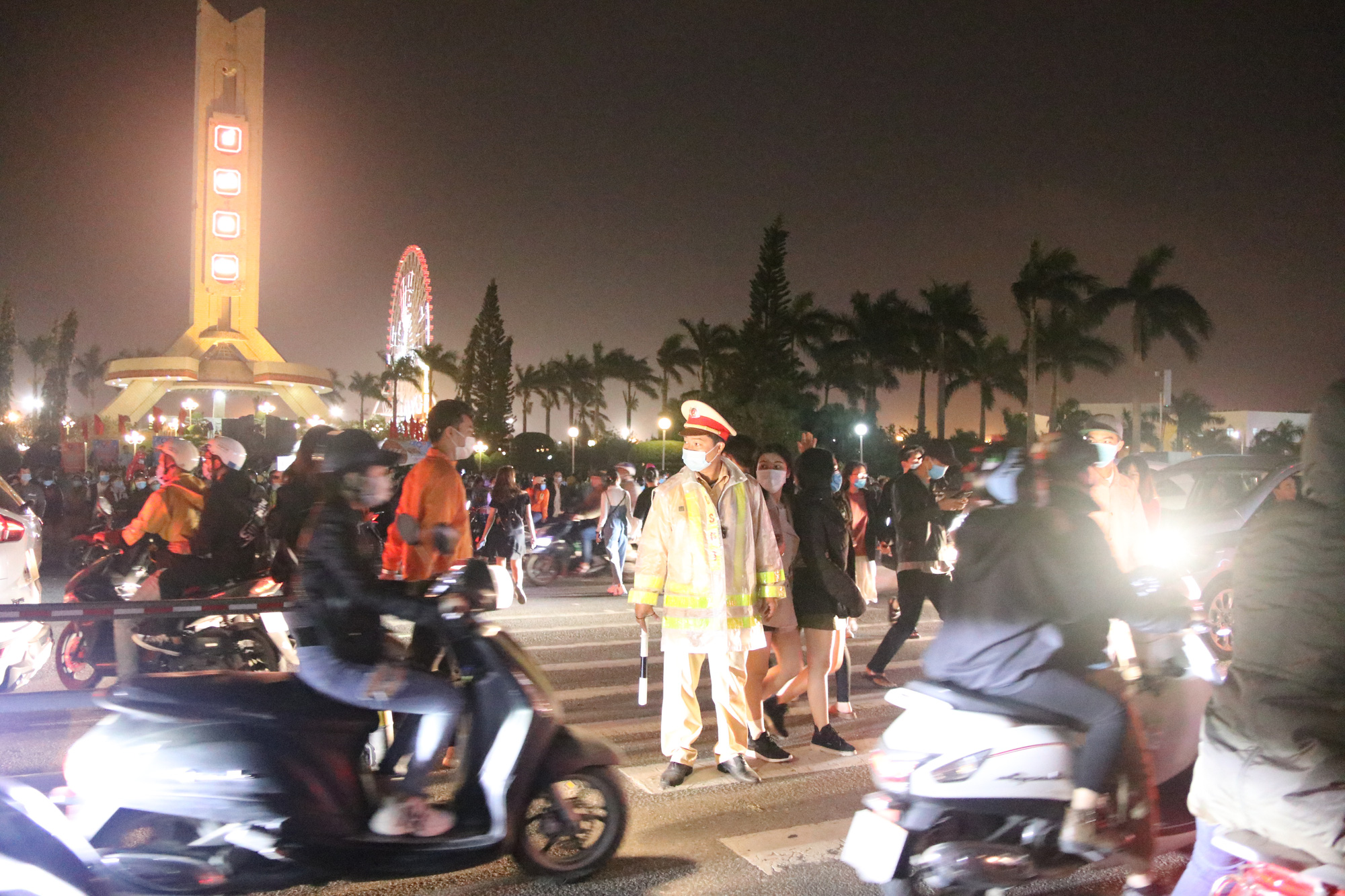 Đà Nẵng: Người dân đổ ra đường đón năm mới cùng kỳ vọng sớm đẩy lùi Covid-19 - Ảnh 2.