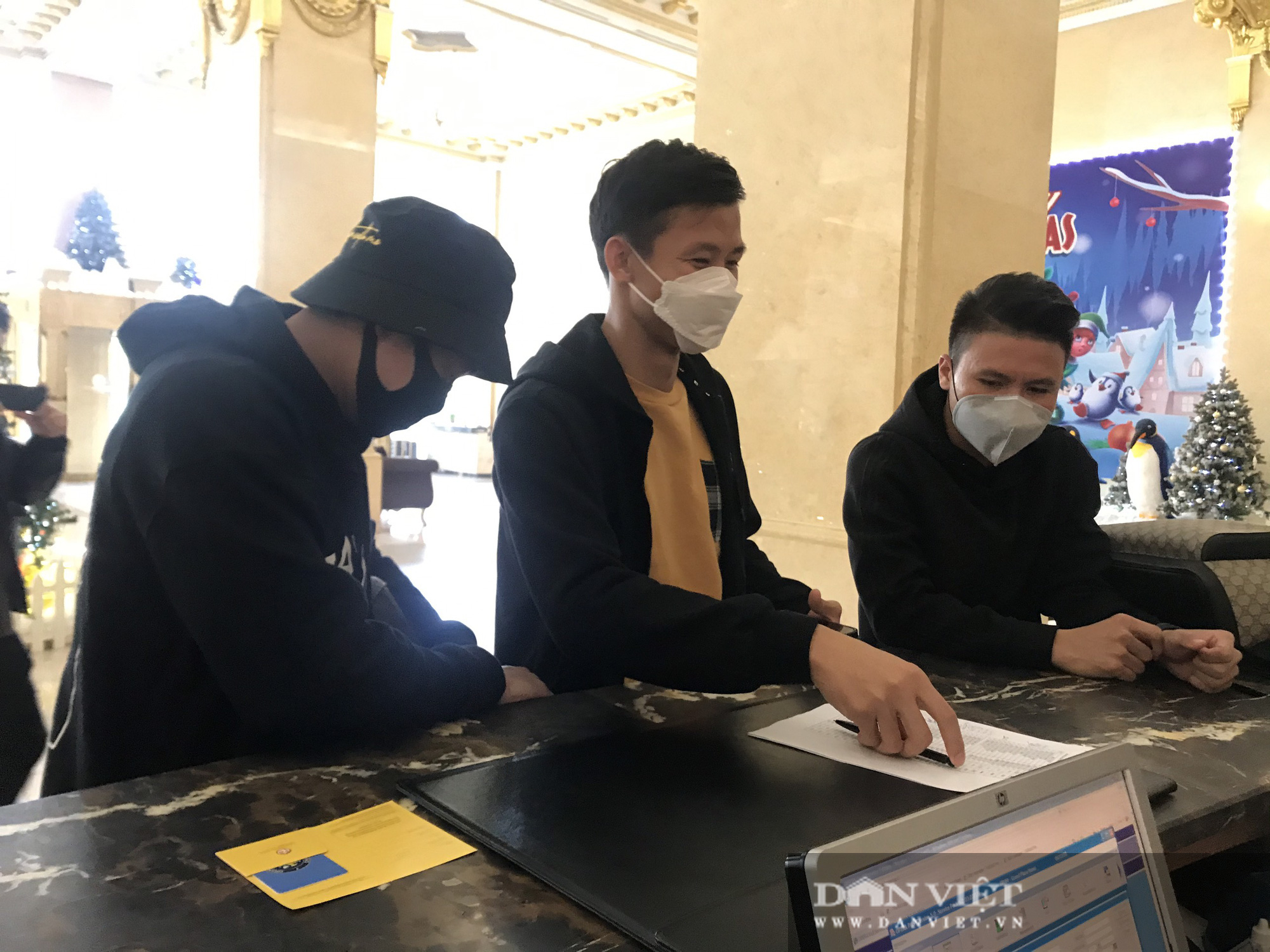 Quang Hải bất ngờ quảng cáo áo cho Văn Toàn trong ngày hội quân - Ảnh 4.