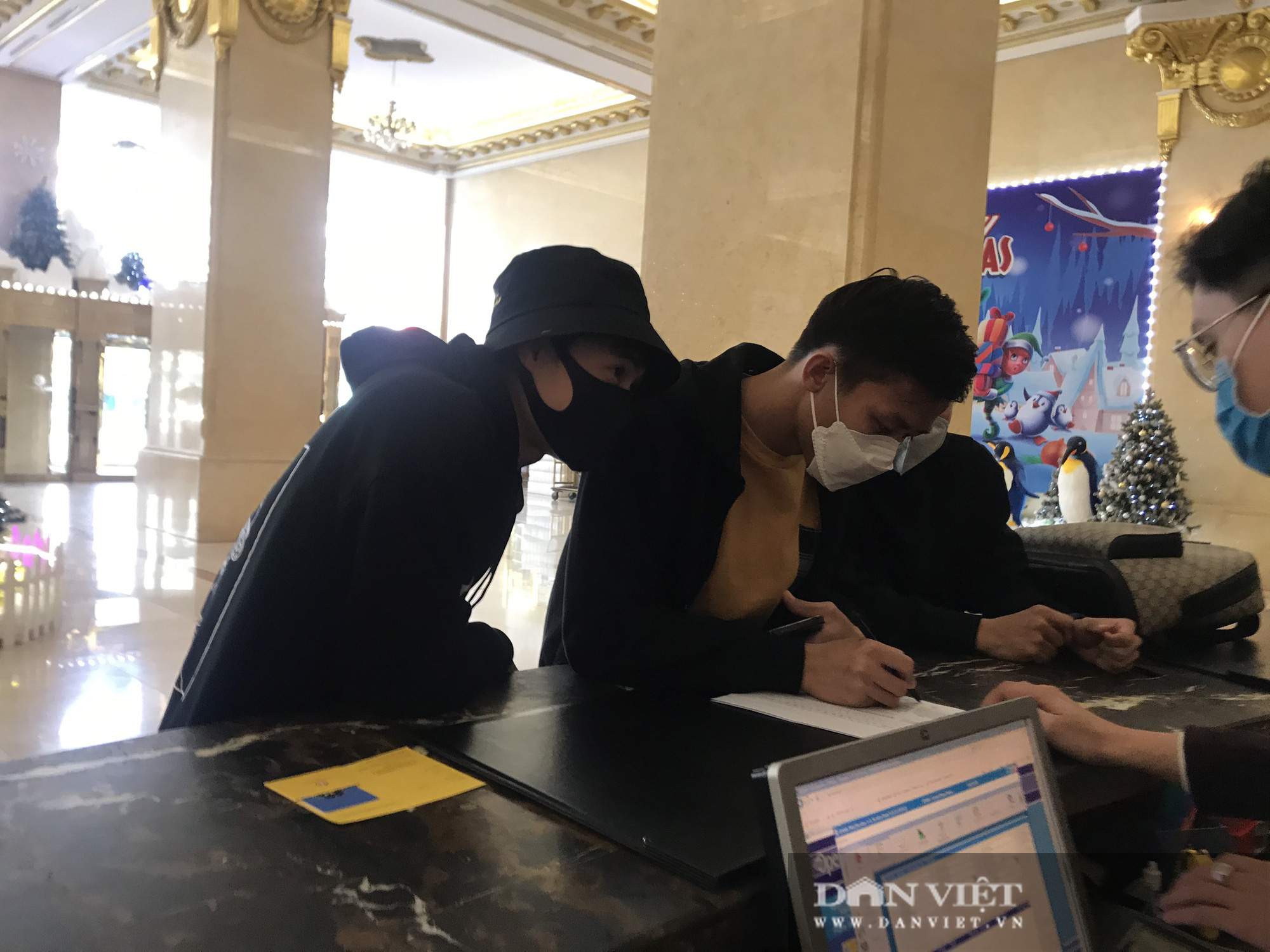 Quang Hải bất ngờ quảng cáo áo cho Văn Toàn trong ngày hội quân - Ảnh 2.