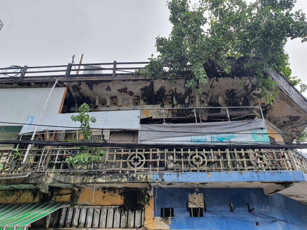 Đà Nẵng: Nhếch nhác những khu nhà tập thể  &quot;chờ sập&quot; giữa phố - Ảnh 1.