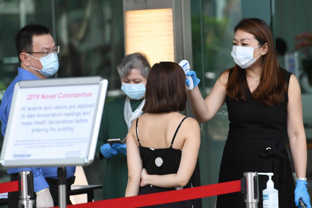 Ngân hàng lớn nhất Singapore sơ tán 300 nhân viên vì một người nhiễm virus corona - Ảnh 1. Ngân hàng lớn nhất Singapore sơ tán 300 nhân viên vì một người nhiễm virus corona - Ảnh 1.