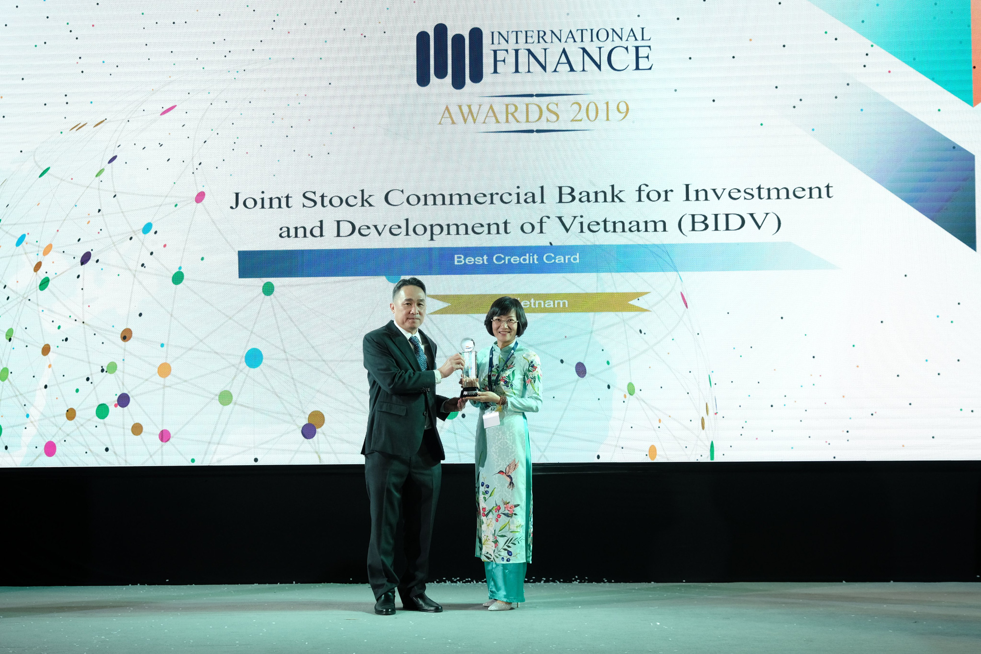 BIDV nhận giải thưởng “Thẻ tín dụng tốt nhất Việt Nam” 4 năm liên tiếp - Ảnh 1. BIDV nhận giải thưởng “Thẻ tín dụng tốt nhất Việt Nam” 4 năm liên tiếp - Ảnh 1.