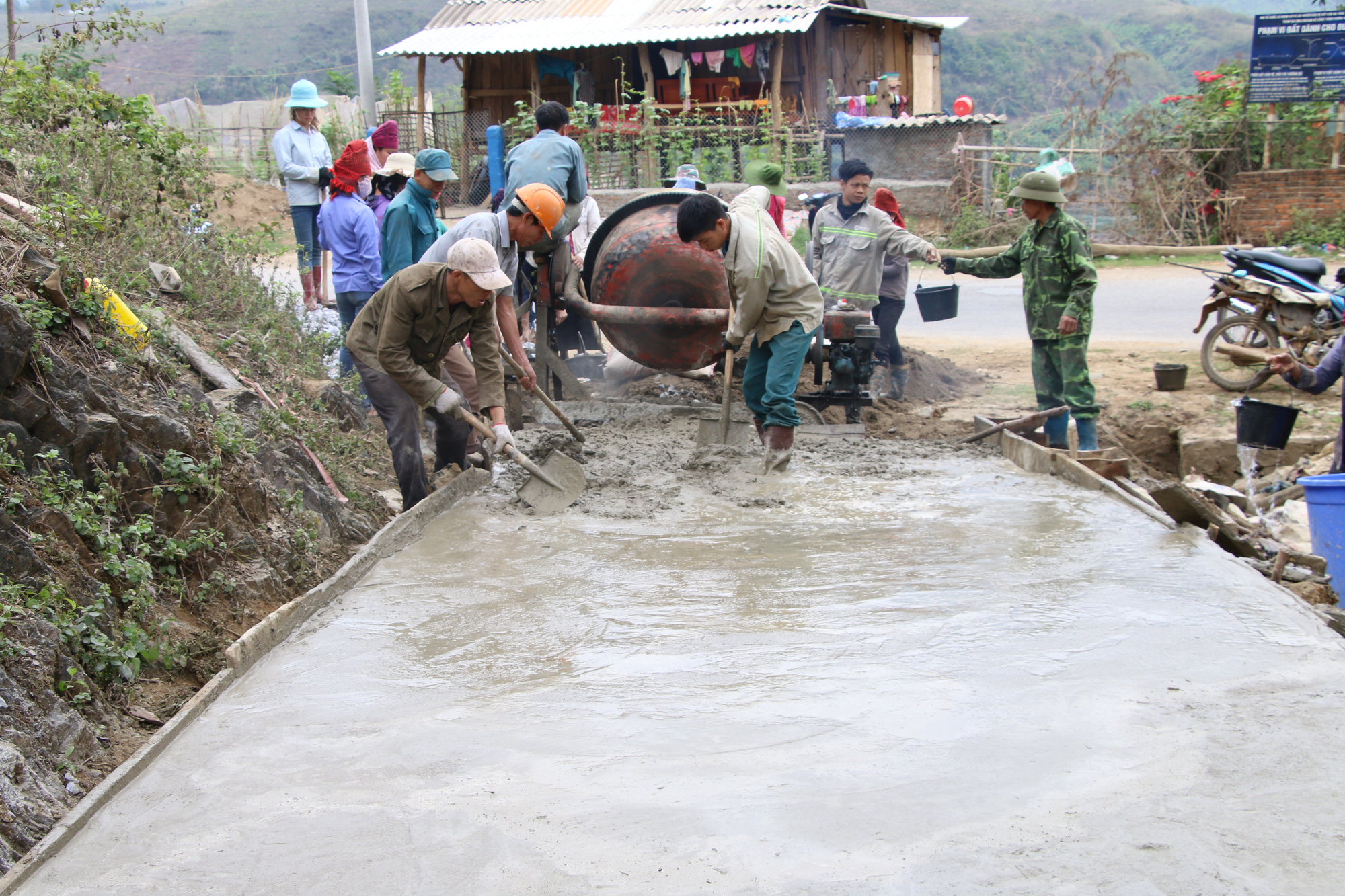 Nông dân Sơn La tích cực tham gia xây dựng nông thôn mới - Ảnh 1. Nông dân Sơn La tích cực tham gia xây dựng nông thôn mới - Ảnh 1.