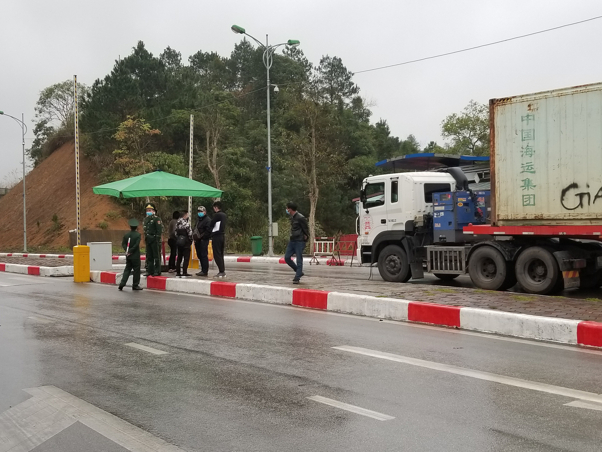 Hơn 300 xe nông sản vẫn "nằm dài" ở cửa khẩu Lạng Sơn chờ xuất sang Trung Quốc - Ảnh 1. Hơn 300 xe nông sản vẫn "nằm dài" ở cửa khẩu Lạng Sơn chờ xuất sang Trung Quốc - Ảnh 1.