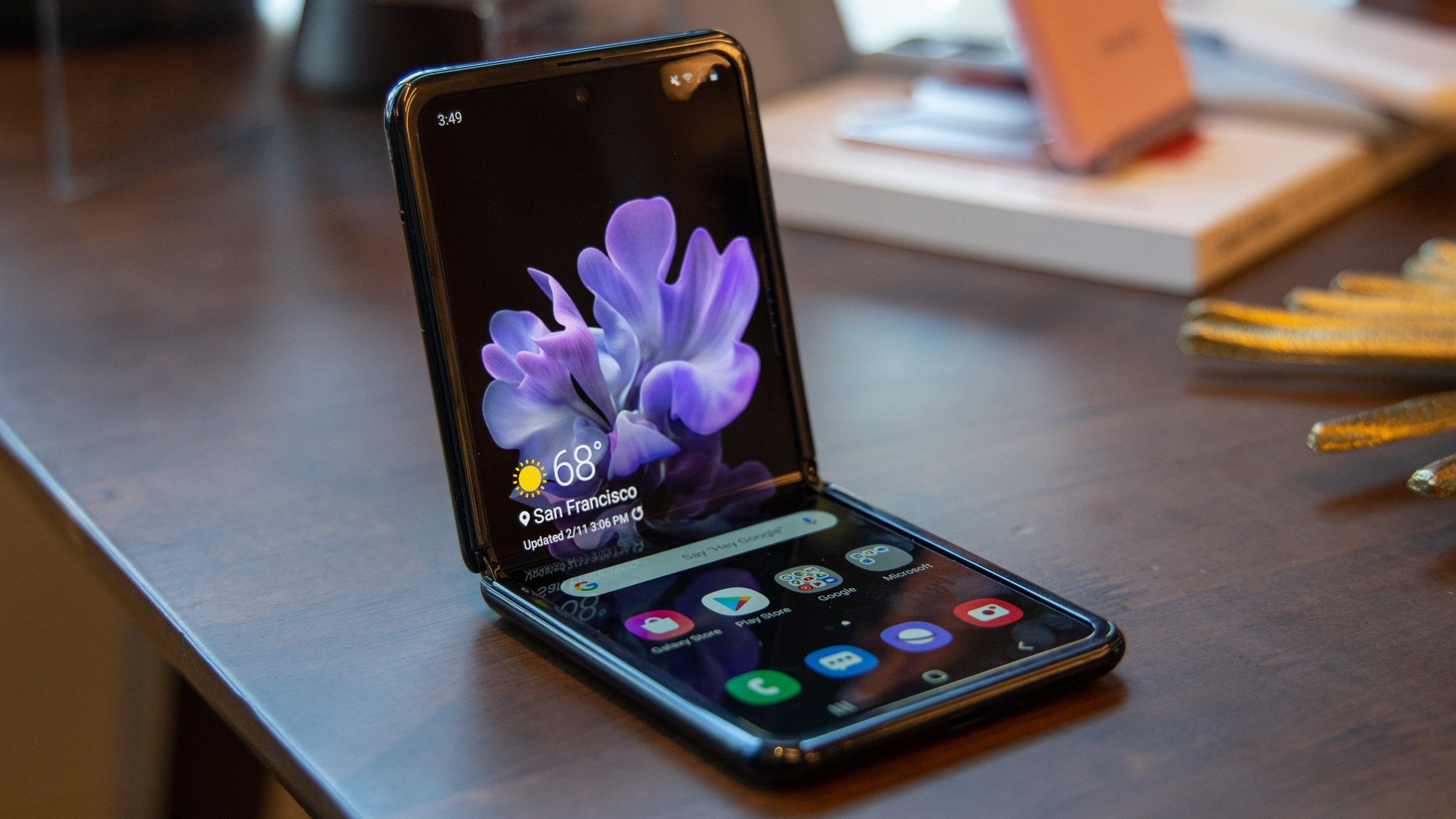 Vì sao Samsung Galaxy Z Flip nắp gập thu hút giới yêu công nghệ? - Ảnh 1. Vì sao Samsung Galaxy Z Flip nắp gập thu hút giới yêu công nghệ? - Ảnh 1.