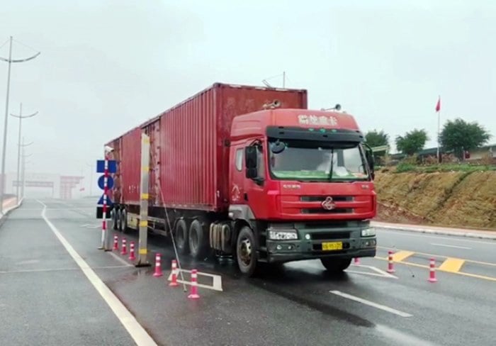 Quảng Ninh: 162 container hàng hóa XNK qua cầu Bắc Luân II - Ảnh 2. Quảng Ninh: 162 container hàng hóa XNK qua cầu Bắc Luân II - Ảnh 2.