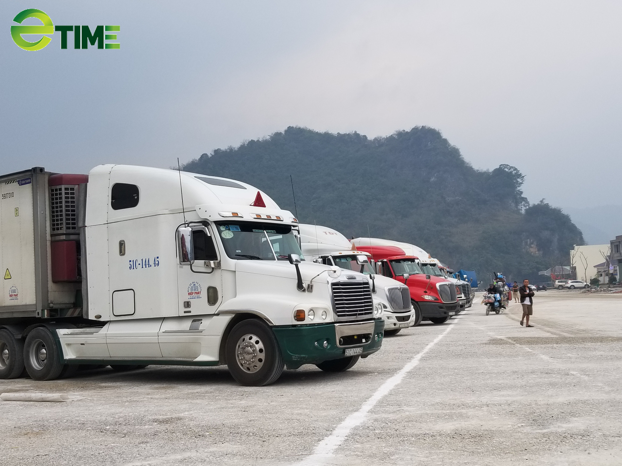 Chưa có hợp đồng mua bán, gần 500 xe hàng vẫn "nằm chờ" tại cửa khẩu Lạng Sơn - Ảnh 1. Chưa có hợp đồng mua bán, gần 500 xe hàng vẫn "nằm chờ" tại cửa khẩu Lạng Sơn - Ảnh 1.