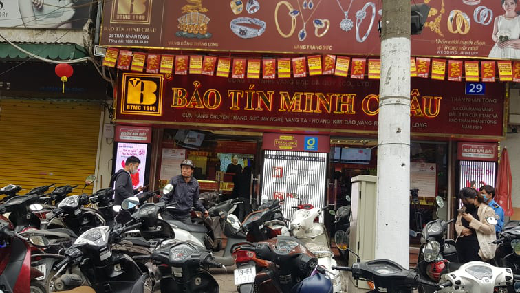 Bất chấp lỗ tới 3 triệu sau 1 đêm, người dân vẫn đổ xô giao dịch vàng - Ảnh 2. Bất chấp lỗ tới 3 triệu sau 1 đêm, người dân vẫn đổ xô giao dịch vàng - Ảnh 2.