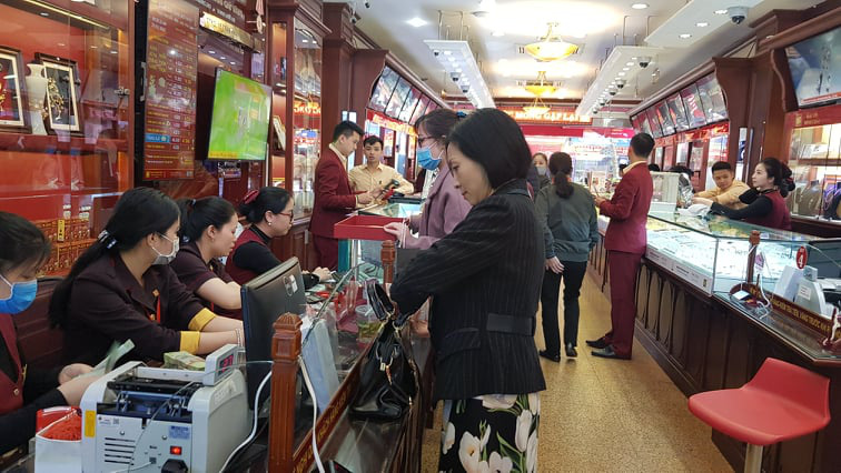 Bất chấp lỗ tới 3 triệu sau 1 đêm, người dân vẫn đổ xô giao dịch vàng - Ảnh 1. Bất chấp lỗ tới 3 triệu sau 1 đêm, người dân vẫn đổ xô giao dịch vàng - Ảnh 1.
