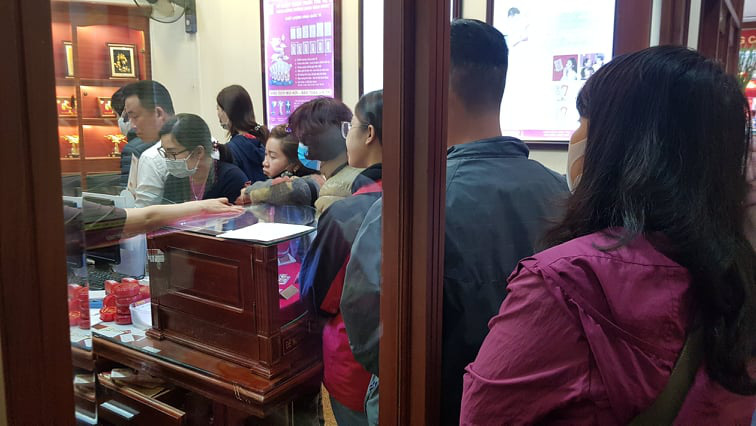Bất chấp lỗ tới 3 triệu sau 1 đêm, người dân vẫn đổ xô giao dịch vàng - Ảnh 5. Bất chấp lỗ tới 3 triệu sau 1 đêm, người dân vẫn đổ xô giao dịch vàng - Ảnh 5.