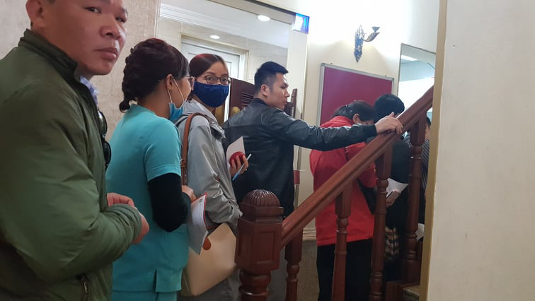 Bất chấp lỗ tới 3 triệu sau 1 đêm, người dân vẫn đổ xô giao dịch vàng - Ảnh 6. Bất chấp lỗ tới 3 triệu sau 1 đêm, người dân vẫn đổ xô giao dịch vàng - Ảnh 6.