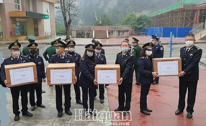 Lạng Sơn: Tặng hàng nghìn khẩu trang giúp Trung Quốc chống dịch virus Corona - Ảnh 1. Lạng Sơn: Tặng hàng nghìn khẩu trang giúp Trung Quốc chống dịch virus Corona - Ảnh 1.