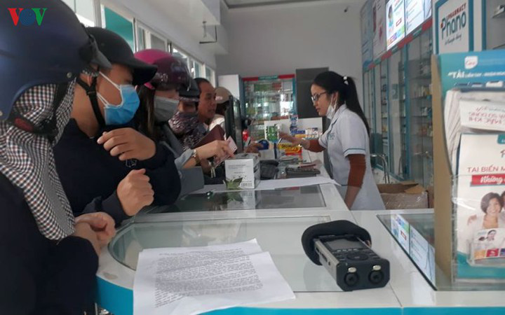 Sốc: Khẩu trang y tế đã dùng được gom để bán lại - Ảnh 1. Sốc: Khẩu trang y tế đã dùng được gom để bán lại - Ảnh 1.