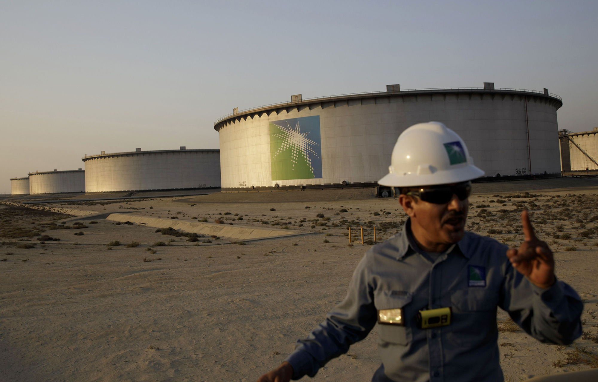 Giá dầu giảm sâu trong ngày tồi tệ nhất gần 3 thập kỷ khi Arab Saudi đối đầu Nga - Ảnh 1. Giá dầu giảm sâu trong ngày tồi tệ nhất gần 3 thập kỷ khi Arab Saudi đối đầu Nga - Ảnh 1.