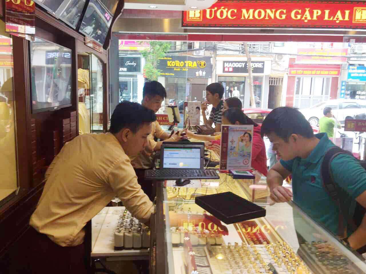 Giá vàng hôm nay 11/3 lao dốc, nguy cơ mất mốc 47 triệu - Ảnh 1. Giá vàng hôm nay 11/3 lao dốc, nguy cơ mất mốc 47 triệu - Ảnh 1.