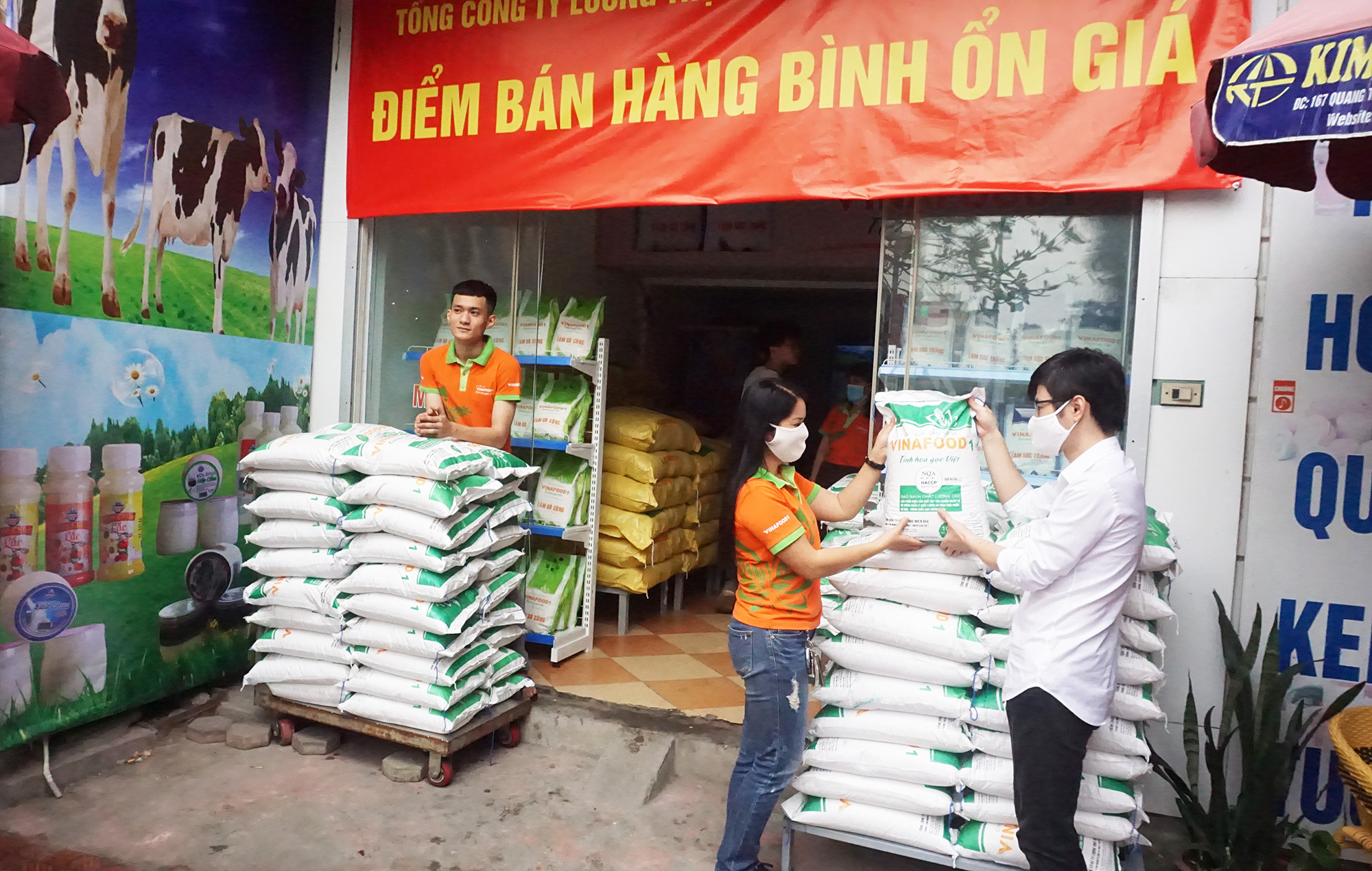 Cách ly toàn xã hội: Quảng Ninh triển khai 490 điểm bán hàng bình ổn giá - Ảnh 3. Cách ly toàn xã hội: Quảng Ninh triển khai 490 điểm bán hàng bình ổn giá - Ảnh 3.