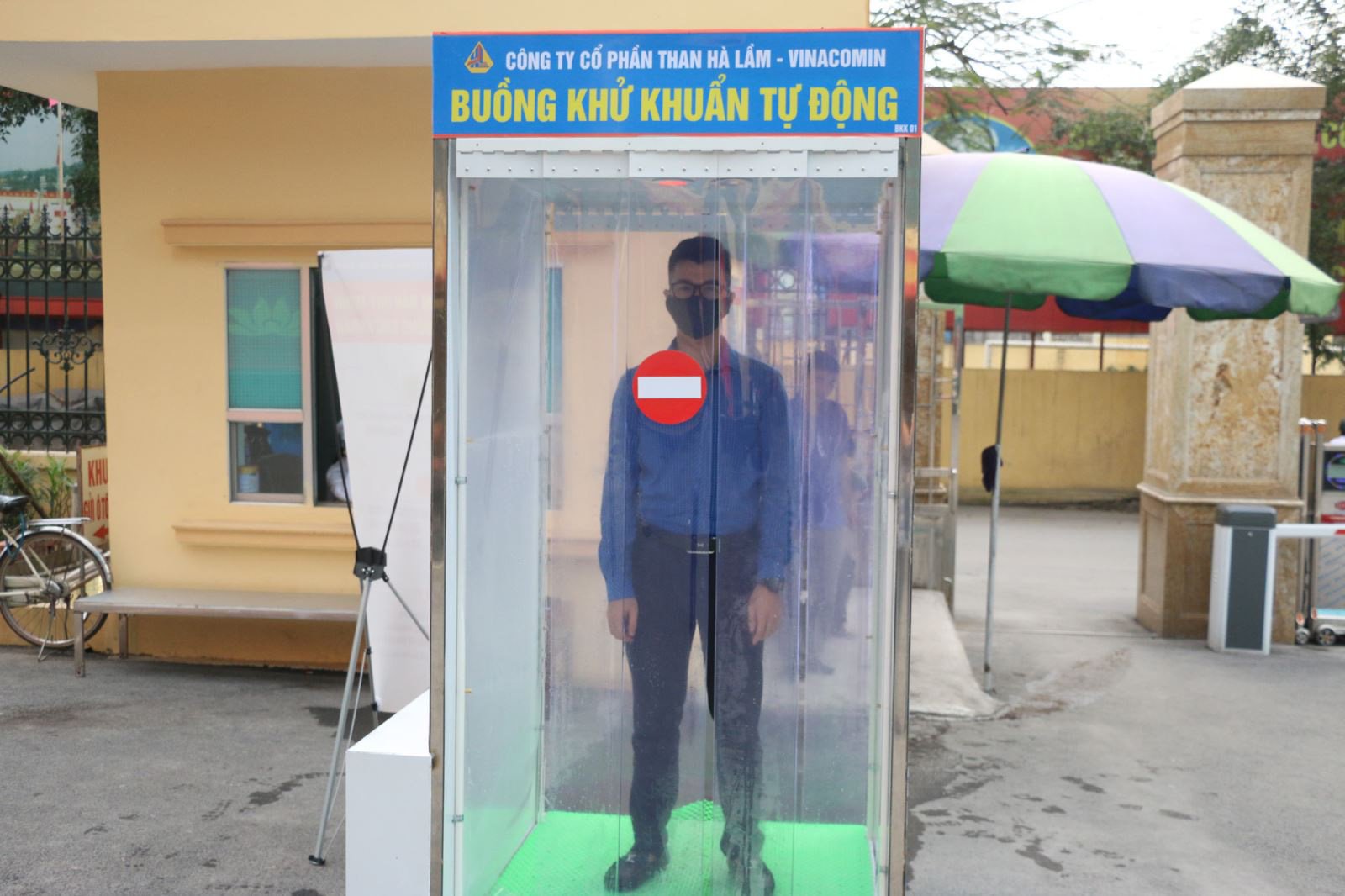 Dịch covid-19: Than Hà Lầm chế tạo thành công buồng khử khuẩn tự động - Ảnh 1. Dịch covid-19: Than Hà Lầm chế tạo thành công buồng khử khuẩn tự động - Ảnh 1.