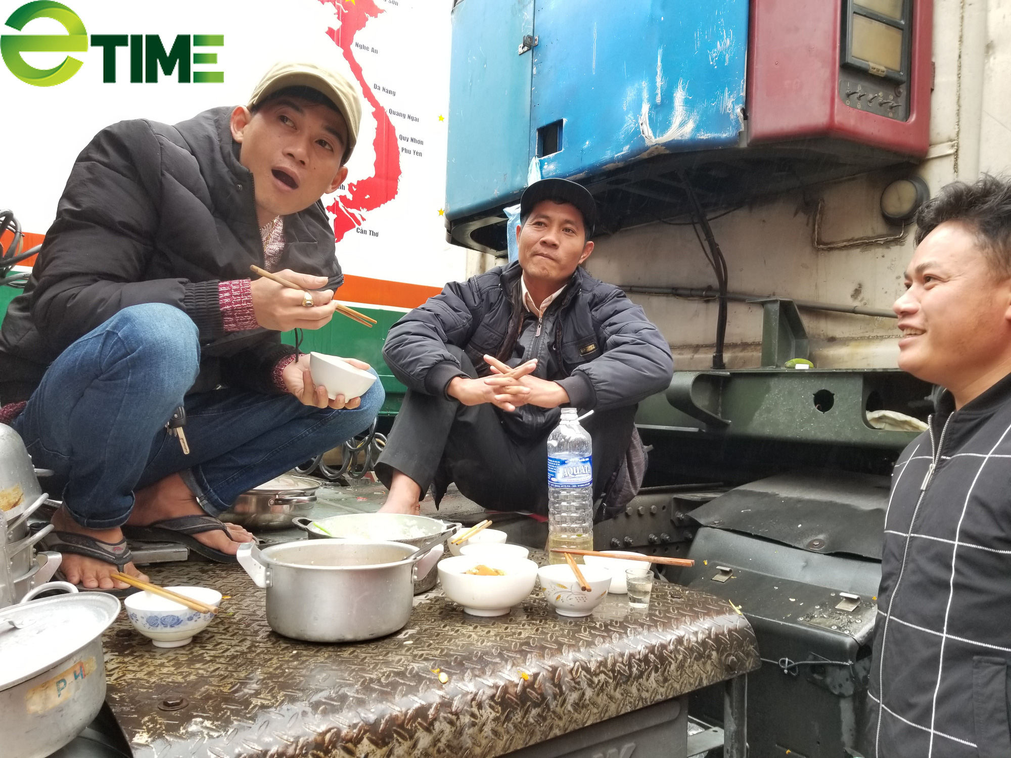 Dịch covid- 19: Hơn 1.000 xe hàng vẫn "nằm chờ" tại cửa khẩu biên giới - Ảnh 2. Dịch covid- 19: Hơn 1.000 xe hàng vẫn "nằm chờ" tại cửa khẩu biên giới - Ảnh 2.