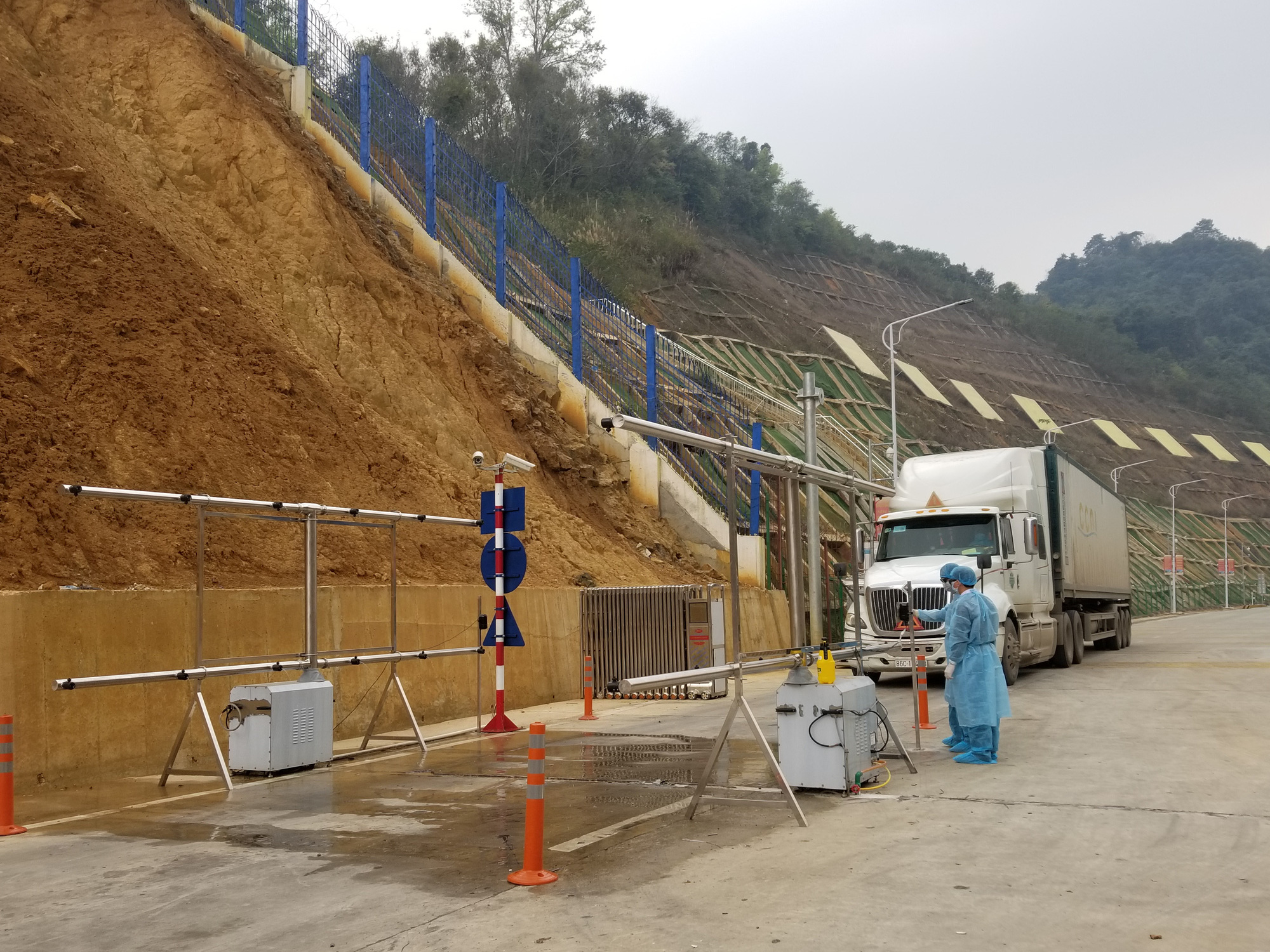 Trung Quốc gắn biển số xe điện tử tất cả các xe ra vào Hữu Nghị Quan từ 1/5 - Ảnh 2. Trung Quốc gắn biển số xe điện tử tất cả các xe ra vào Hữu Nghị Quan từ 1/5 - Ảnh 2.