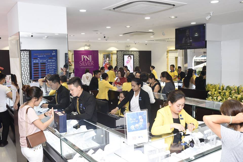 Nghịch lý tại PNJ: Lương 13,79 triệu đồng vẫn có gần 1.500 người nghỉ việc - Ảnh 1. Nghịch lý tại PNJ: Lương 13,79 triệu đồng vẫn có gần 1.500 người nghỉ việc - Ảnh 1.