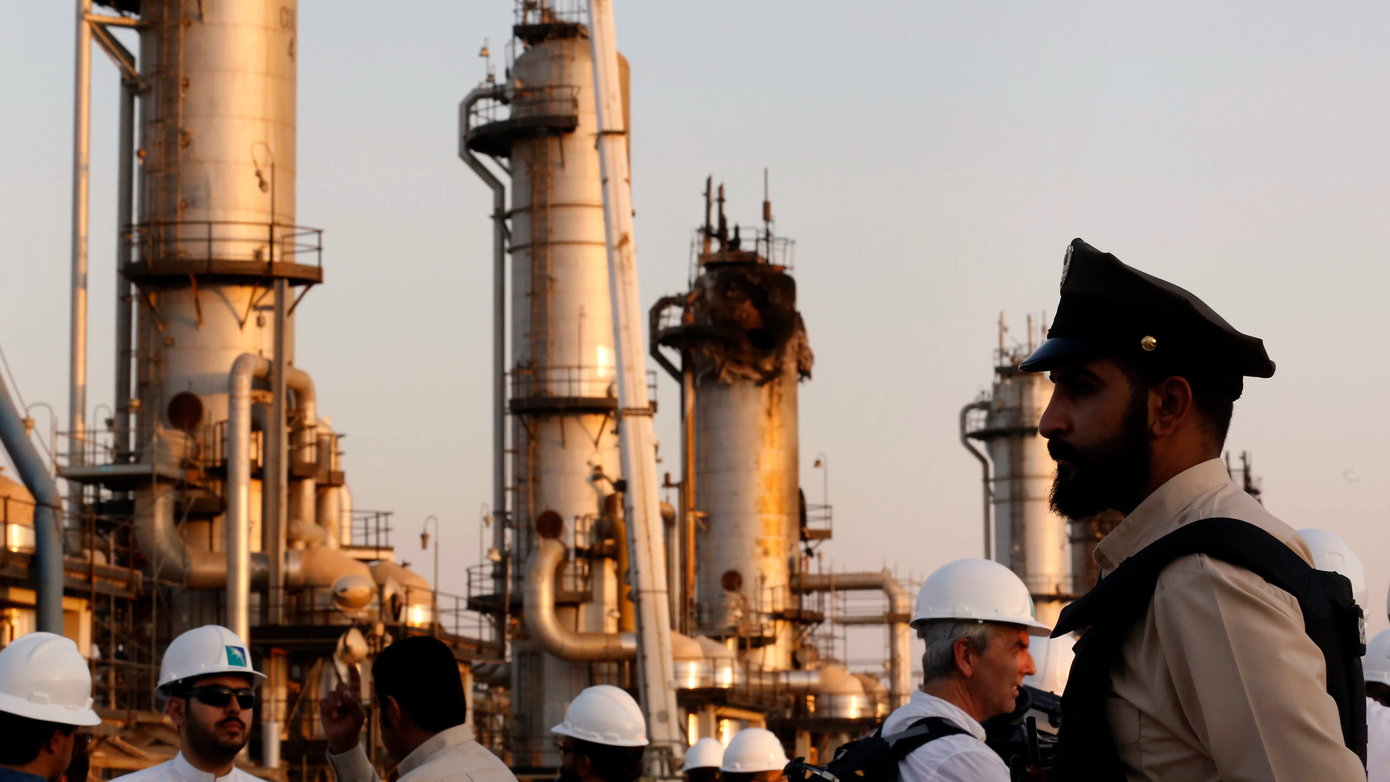 Giá dầu WTI giao tháng 6 lao dốc 43%: Saudi Arabia là kẻ mỉm cười - Ảnh 3. Giá dầu WTI giao tháng 6 lao dốc 43%: Saudi Arabia là kẻ mỉm cười - Ảnh 3.