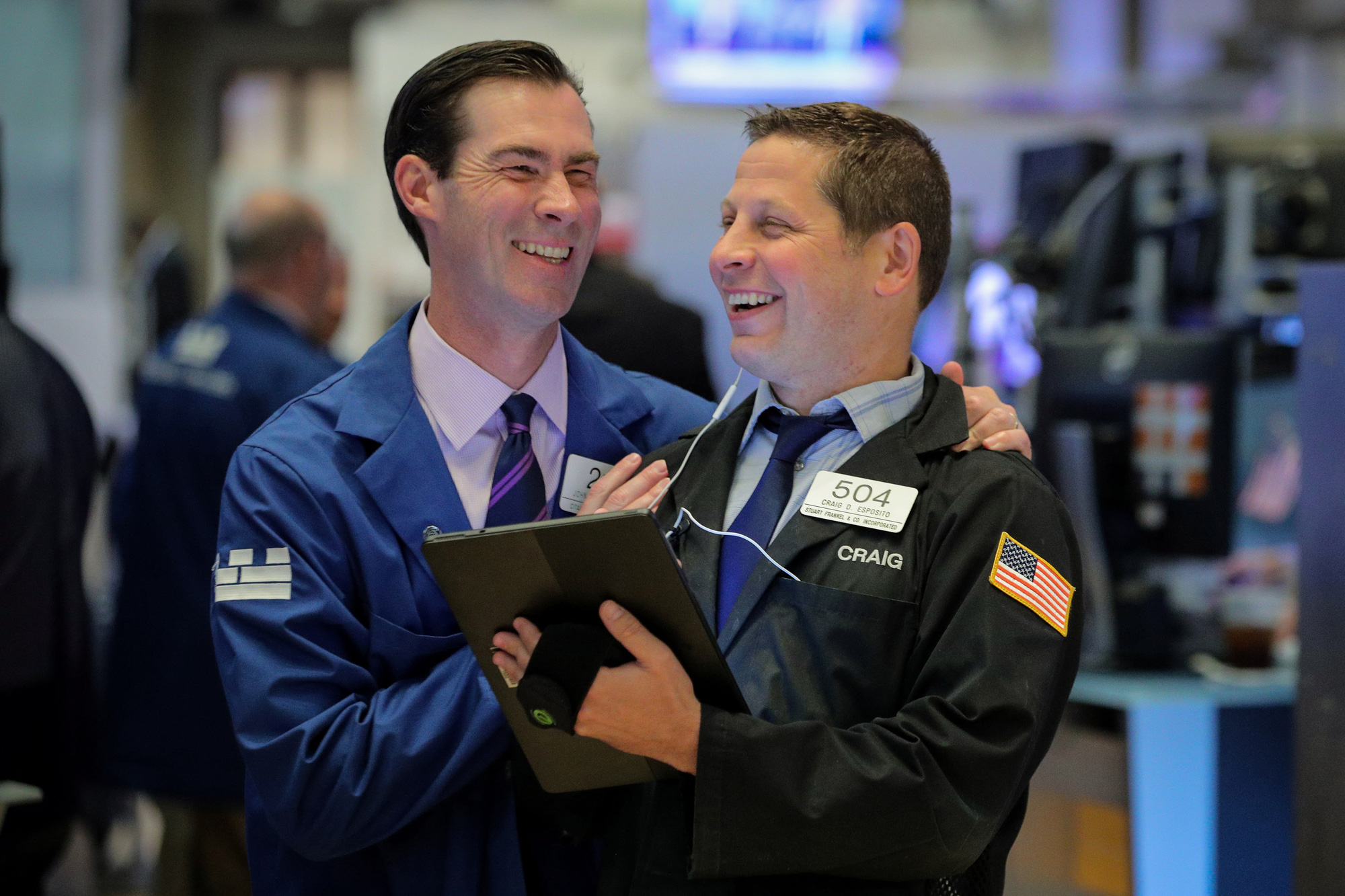 Dow Jones bật tăng 460 điểm, nhà đầu tư kỳ vọng kinh tế Mỹ phục hồi mạnh - Ảnh 1. Dow Jones bật tăng 460 điểm, nhà đầu tư kỳ vọng kinh tế Mỹ phục hồi mạnh - Ảnh 1.