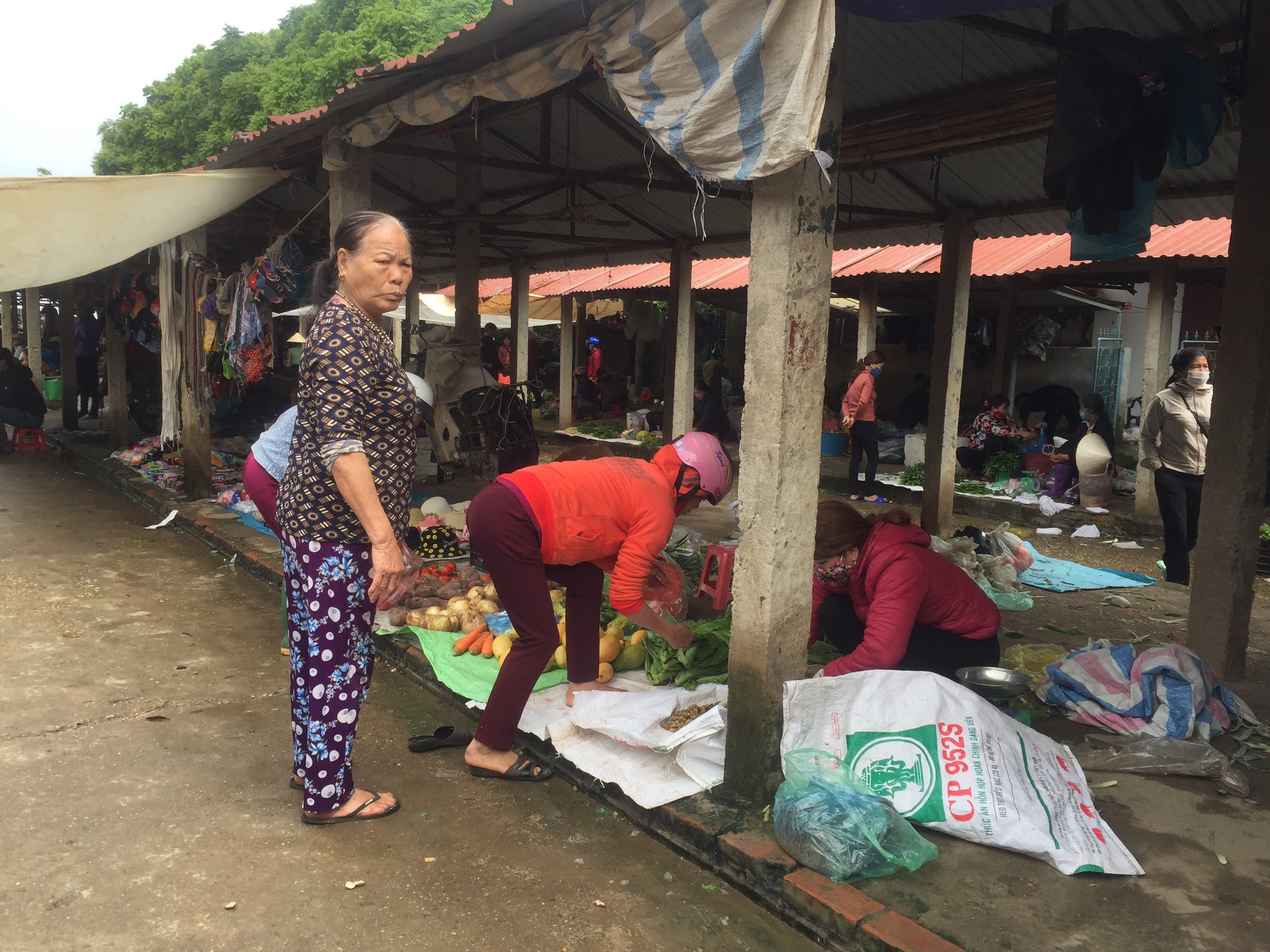 Chợ phiên hoạt động tấp nập ngay sau khi hết giãn cách xã hội - Ảnh 1. Chợ phiên hoạt động tấp nập ngay sau khi hết giãn cách xã hội - Ảnh 1.