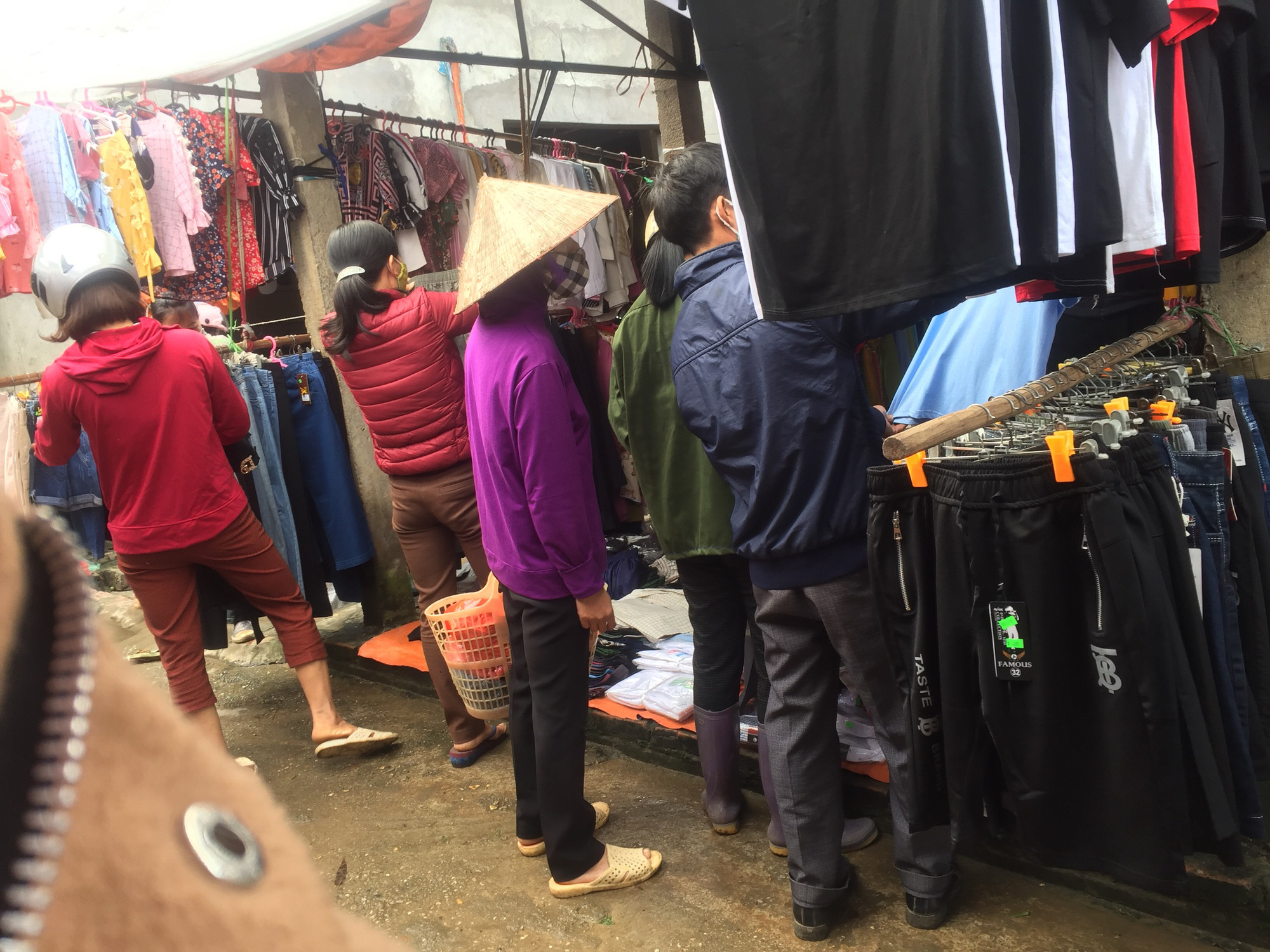 Chợ phiên hoạt động tấp nập ngay sau khi hết giãn cách xã hội - Ảnh 2. Chợ phiên hoạt động tấp nập ngay sau khi hết giãn cách xã hội - Ảnh 2.