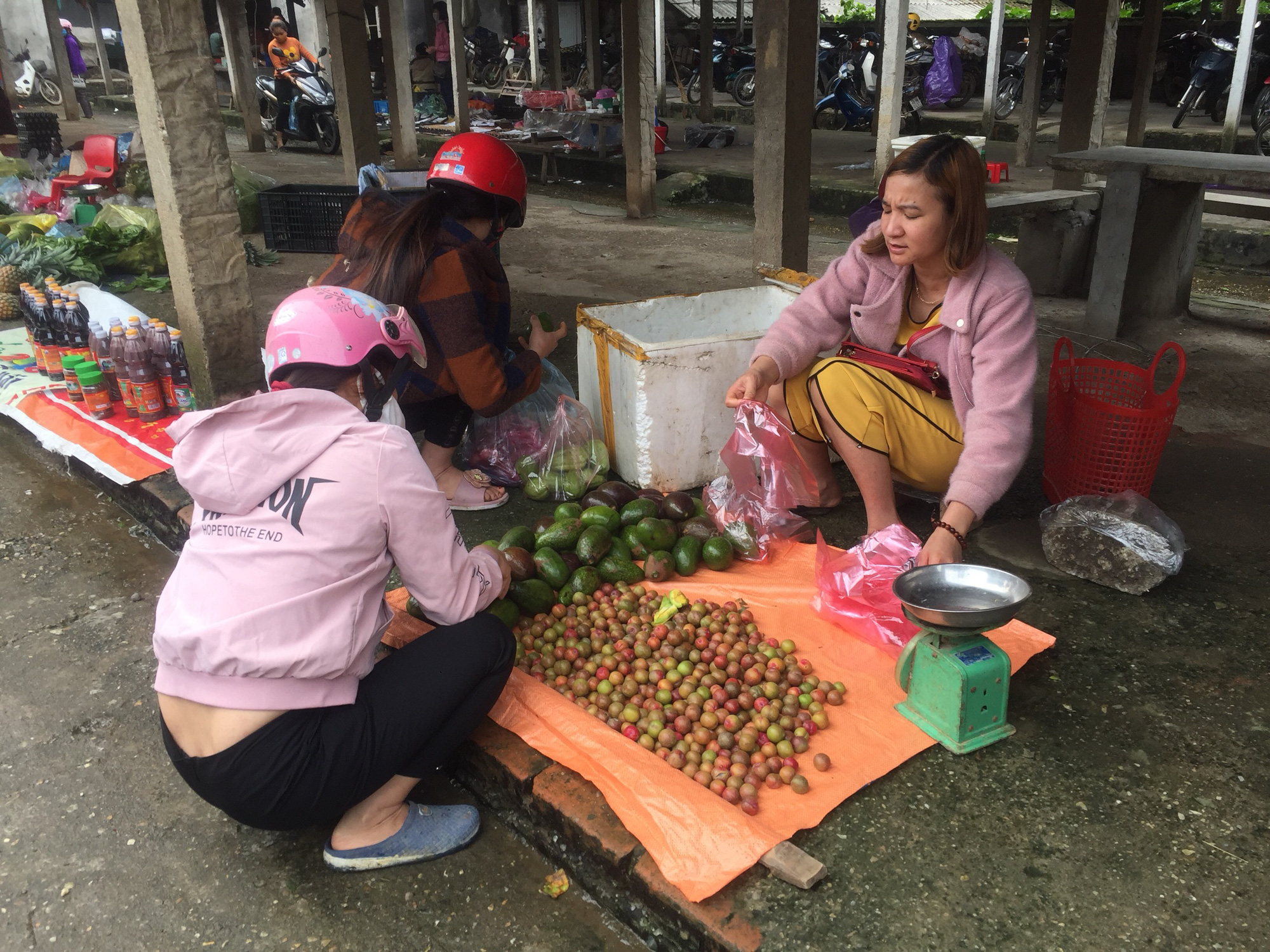 Chợ phiên hoạt động tấp nập ngay sau khi hết giãn cách xã hội - Ảnh 3. Chợ phiên hoạt động tấp nập ngay sau khi hết giãn cách xã hội - Ảnh 3.