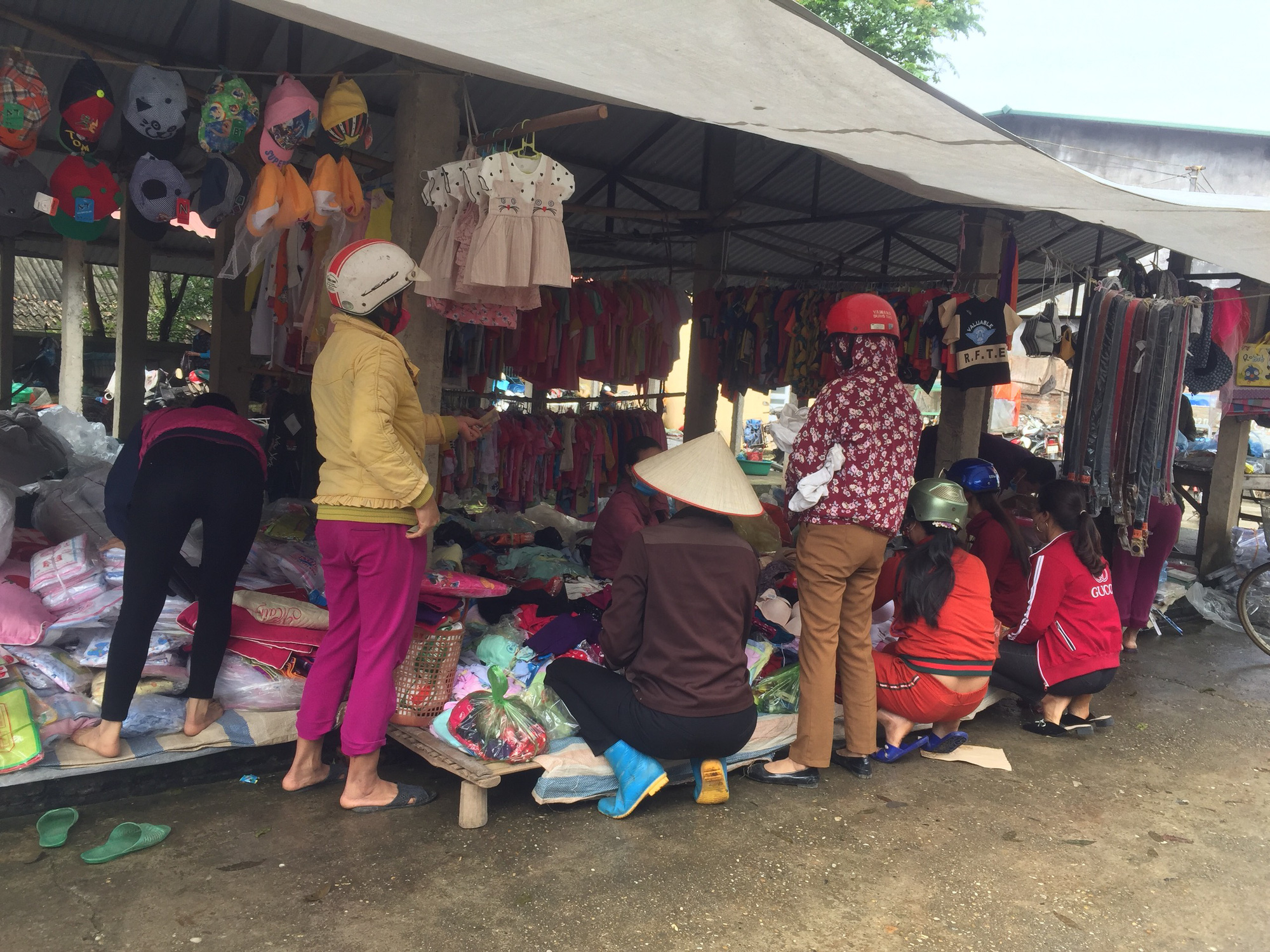 Chợ phiên hoạt động tấp nập ngay sau khi hết giãn cách xã hội - Ảnh 6. Chợ phiên hoạt động tấp nập ngay sau khi hết giãn cách xã hội - Ảnh 6.