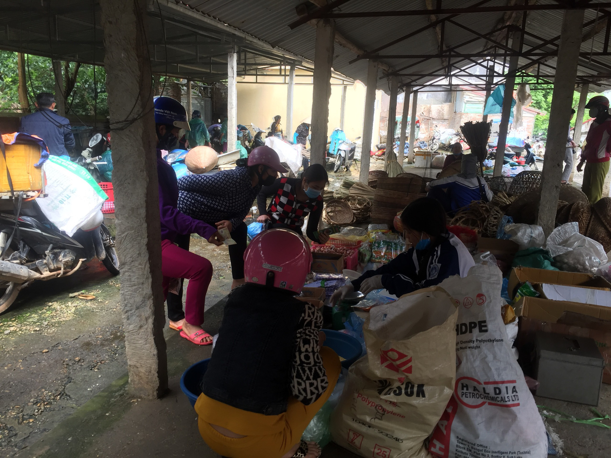 Chợ phiên hoạt động tấp nập ngay sau khi hết giãn cách xã hội - Ảnh 7. Chợ phiên hoạt động tấp nập ngay sau khi hết giãn cách xã hội - Ảnh 7.