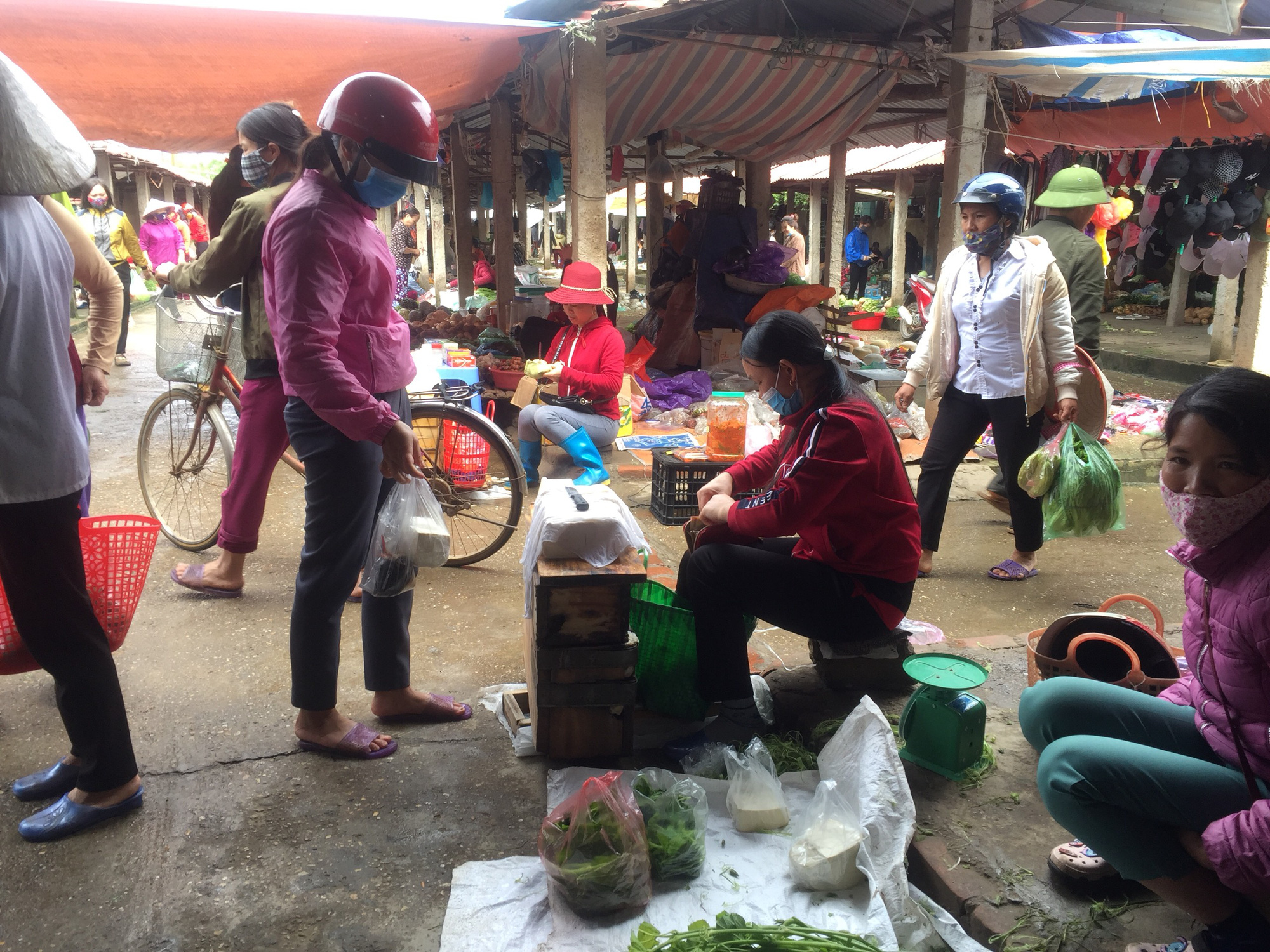 Chợ phiên hoạt động tấp nập ngay sau khi hết giãn cách xã hội - Ảnh 8. Chợ phiên hoạt động tấp nập ngay sau khi hết giãn cách xã hội - Ảnh 8.